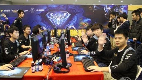 神降临！ Zeus 奥拉夫再次横扫街道，SMK克烈无用， Hanwha Life Esports 晋级决赛